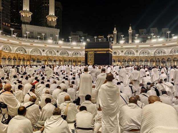 Des pèlerins nocturnes se rassemblent autour de la Kaaba