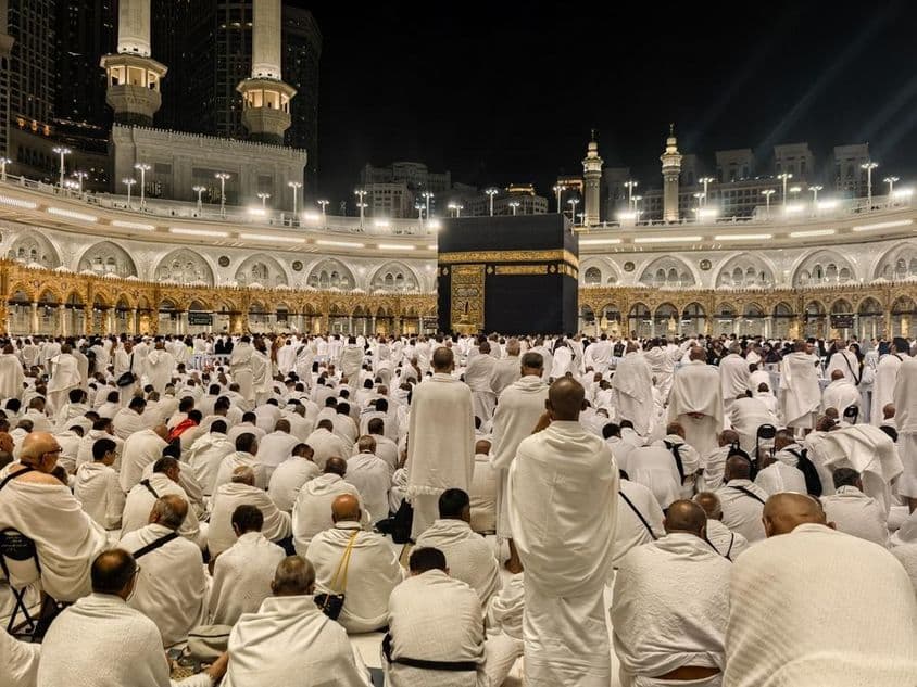 Des pèlerins nocturnes se rassemblent autour de la Kaaba