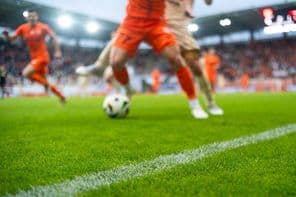 Herbe et ligne de touche sur terrain de football dans un stade