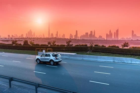 Autoroute et paysage urbain de Dubaï au coucher de soleil.