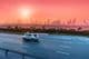 Autoroute et paysage urbain de Dubaï au coucher de soleil.