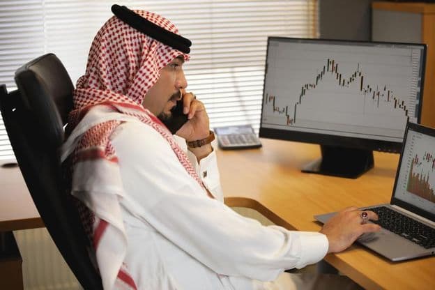 Homme arabe travaillant sur un ordinateur portable au bureau