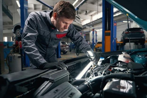 Le travailleur effectue une inspection technique complète de la voiture