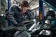 Le travailleur effectue une inspection technique complète de la voiture