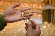 Une main essayant un bracelet en or de luxe