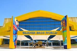 Entrée principale du parc d'attractions intérieur Warner Bros World à Abu Dhabi