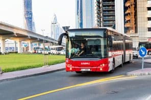 gratte-ciel moderne le long de Sheikh Zayed Road.