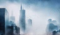 Vue urbaine à travers une fenêtre lors d'une nuit pluvieuse