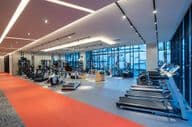 Une salle de sport et des équipements de fitness