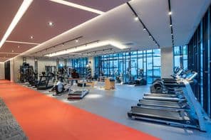 Une salle de sport et des équipements de fitness