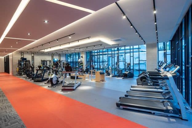 Une salle de sport et des équipements de fitness