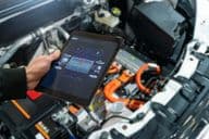 Vérification de la batterie d'une voiture électrique dans un centre de service