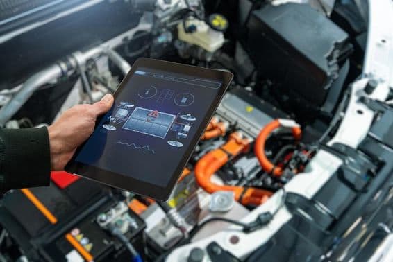 Vérification de la batterie d'une voiture électrique dans un centre de service