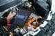 Vérification de la batterie d'une voiture électrique dans un centre de service