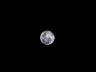 Micro pleine lune dans le ciel