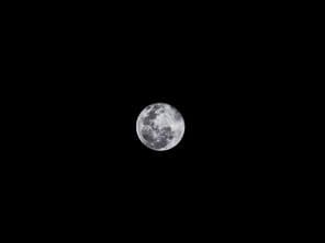 Micro pleine lune dans le ciel
