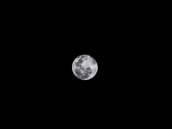 Micro pleine lune dans le ciel