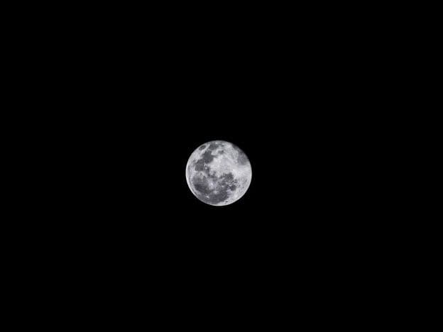 Micro pleine lune dans le ciel