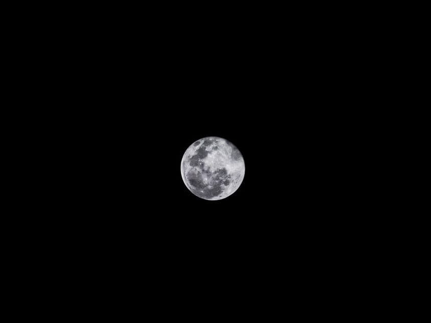 Micro pleine lune dans le ciel