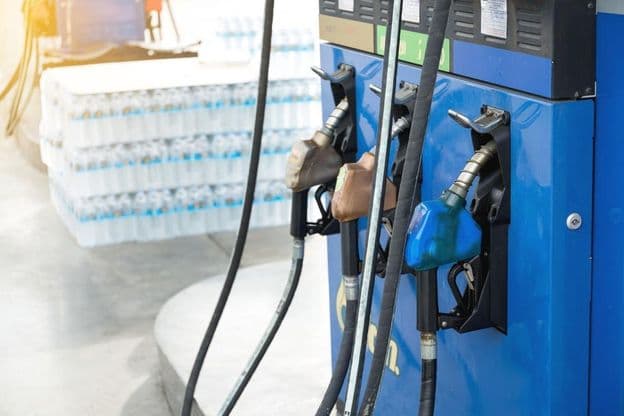 Station-service prête pour les voyageurs à faire le plein