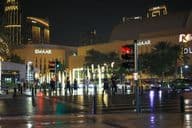 Piétons au centre-ville la nuit