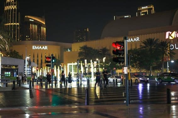 Piétons au centre-ville la nuit