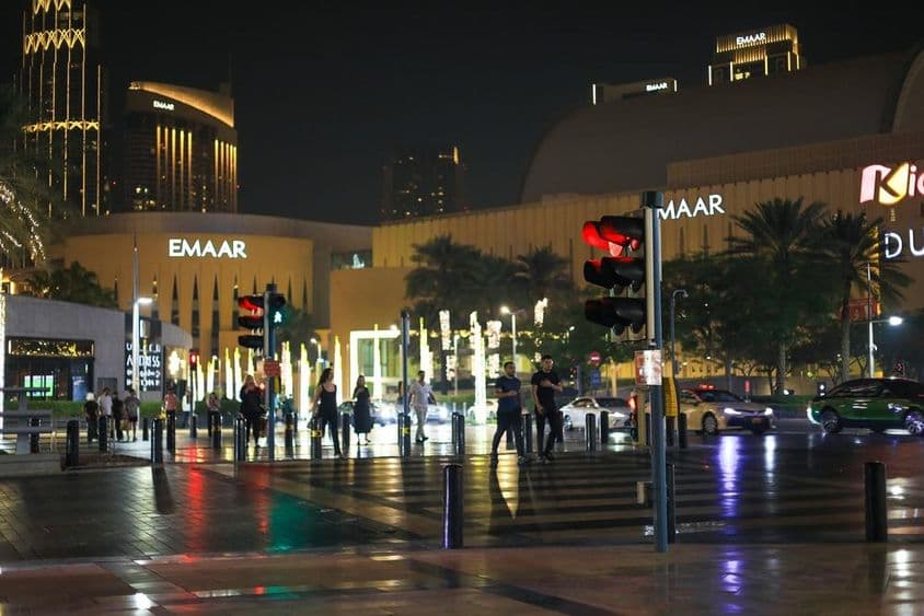 Piétons au centre-ville la nuit