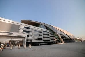Vue extérieure d'une station de métro à Dubaï, Émirats arabes unis