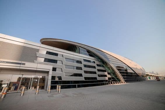 Vue extérieure d'une station de métro à Dubaï, Émirats arabes unis