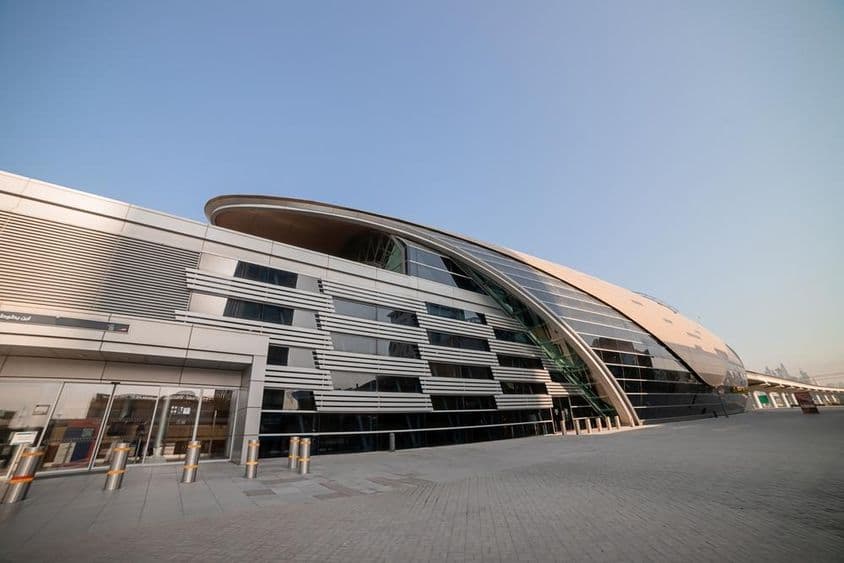 Vue extérieure d'une station de métro à Dubaï, Émirats arabes unis