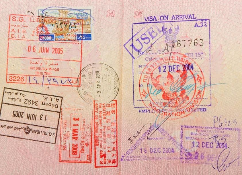 passeport avec des tampons thaï, hongkongais et libanais