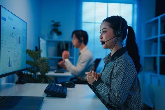 Une jeune équipe asiatique de centre d'appels