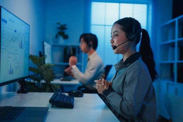 Une jeune équipe asiatique de centre d'appels