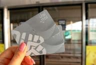 Une femme tenant deux cartes NOL de métro dans sa main