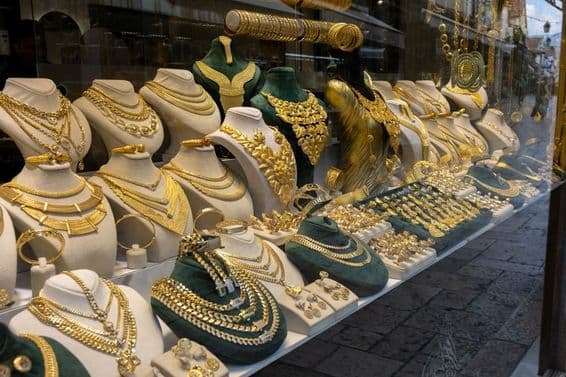Bijouterie en vitrine avec des bijoux en or