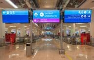 panneau de départ à l'aéroport international de Dubaï