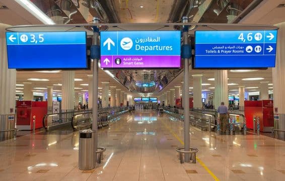 panneau de départ à l'aéroport international de Dubaï