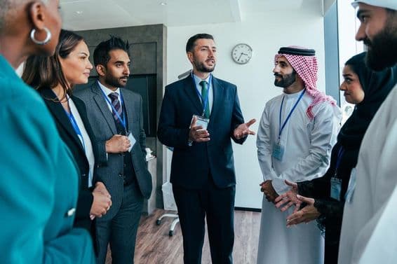 Homme d'affaires multinationaux debout dans un bureau