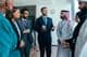 Homme d'affaires multinationaux debout dans un bureau