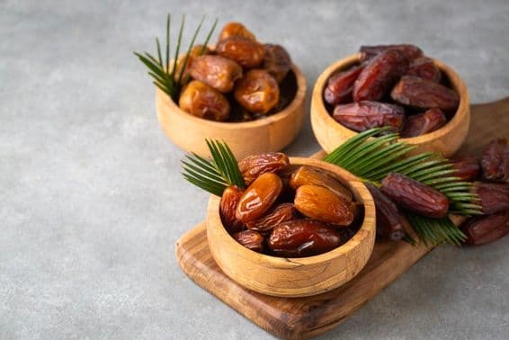 Fruit de datte séché sur une assiette.